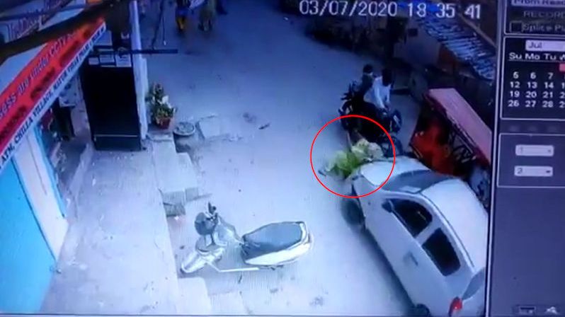 Opilý indický policista srazil chodkyni. Pak ji ještě přejel, když chtěl ujet